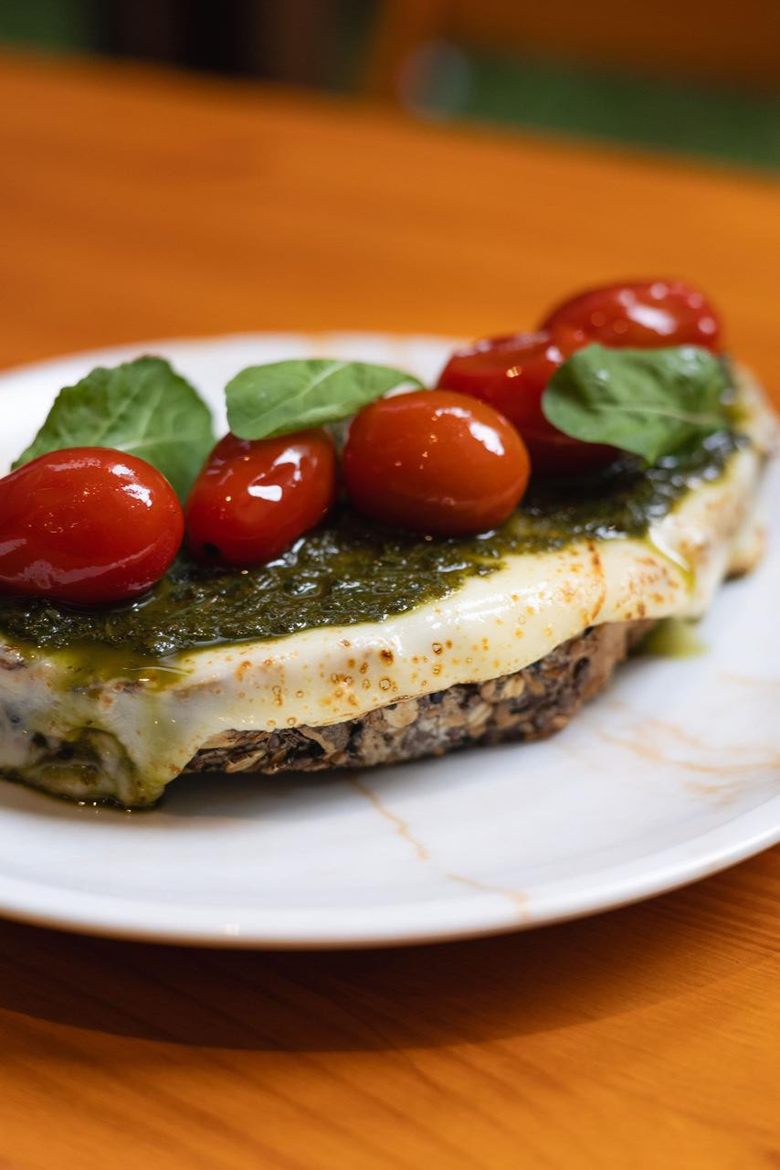 TOAST DE TOMATES QUEIJO E PESTO