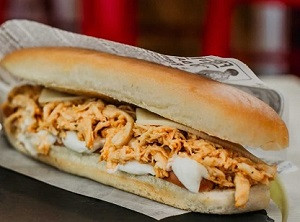 Cachorro quente strogonoff de frango