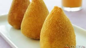 COXINHA DE FRANGO COM QUEIJO DO REINO