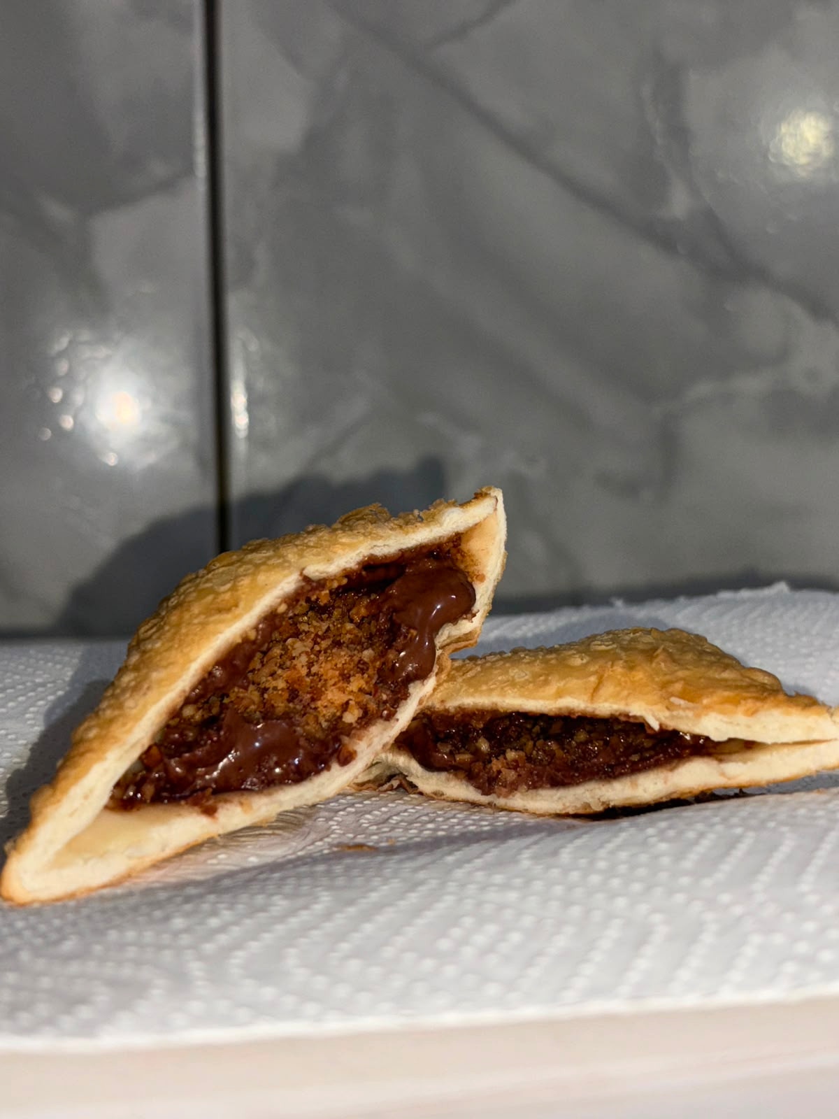 G - CROCANTE (CHOCOLATE AO LEITE + AMENDOIM) - PASTEL GRANDE