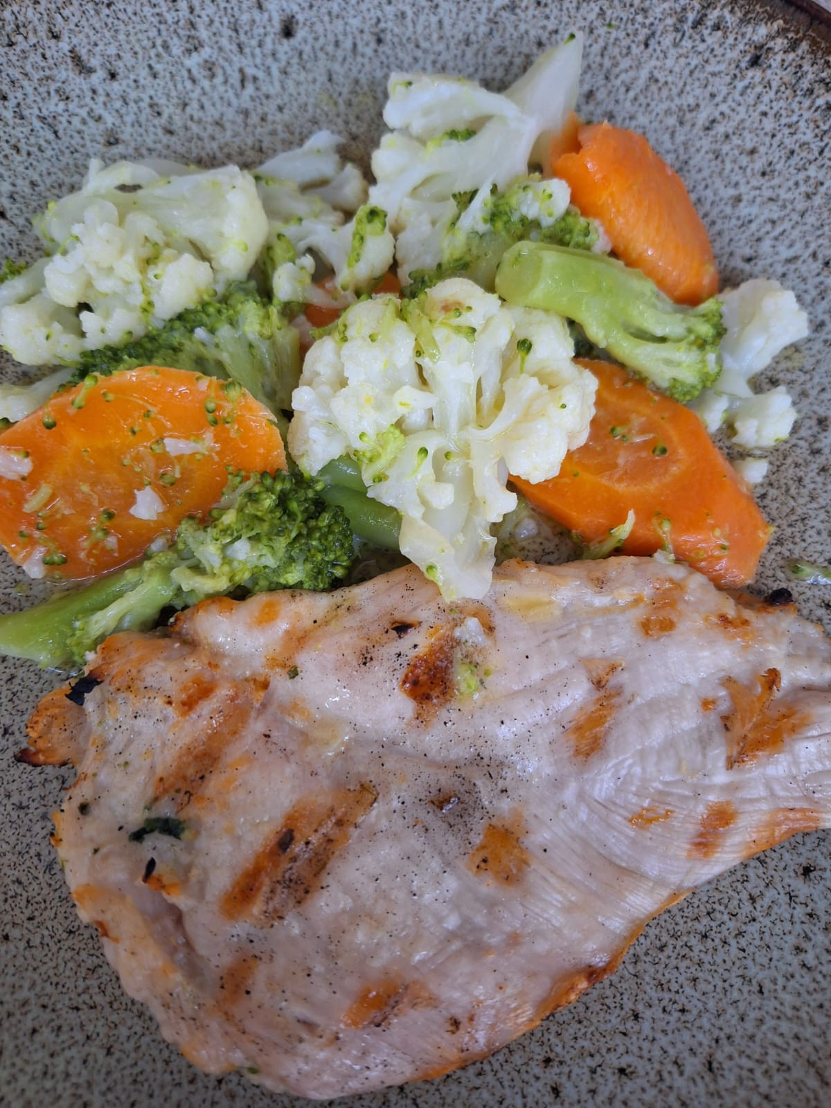 FILET DE FRANGO C/ LEGUMES