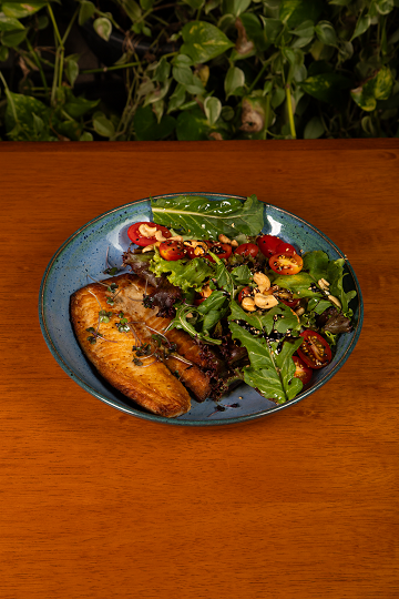 SALADA NORO COM TILAPIA GRELHADA