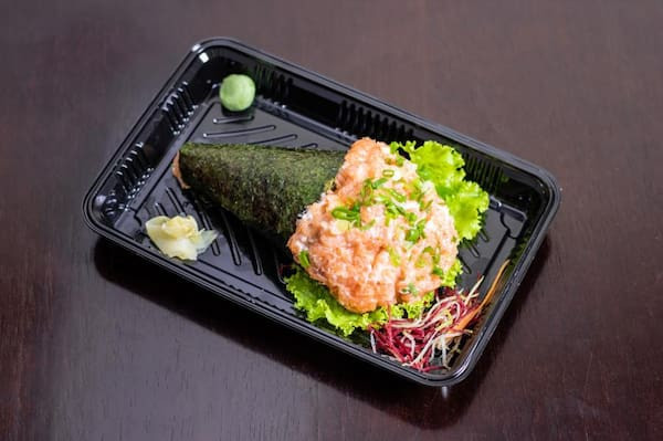 Temaki salmão cru