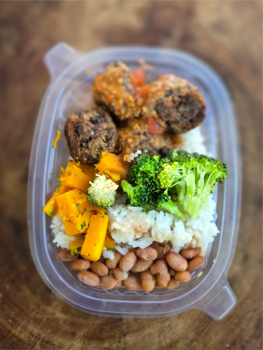 ALMÔNDEGAS VEGANAS AO SUGO C/ ARROZ BRANCO 220 GRAMAS Congelado.