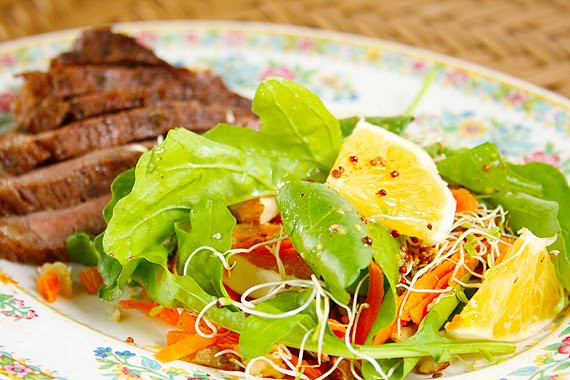( P ) Salada com Bife Boi Acebolado