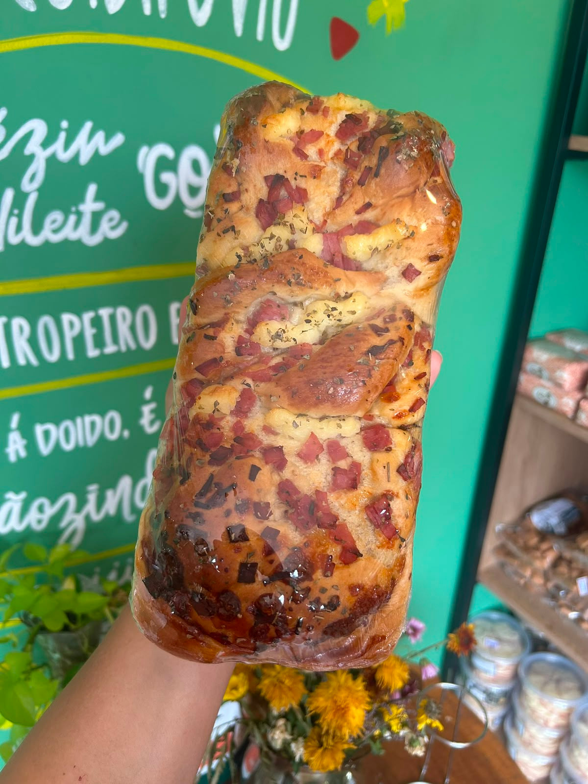 Pao Caseiro Recheado com Calabresa Requeijao e Oregano - 700g