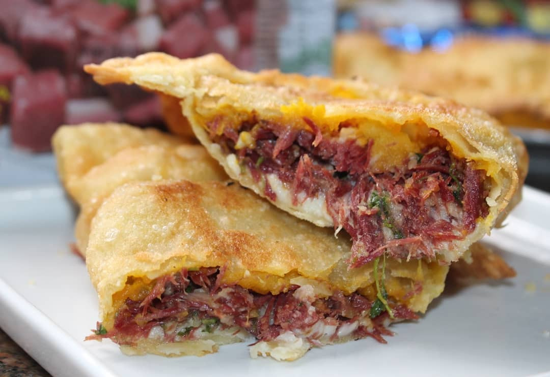PASTEL DE ANGU CARNE SECA C/ REQUEIJAO