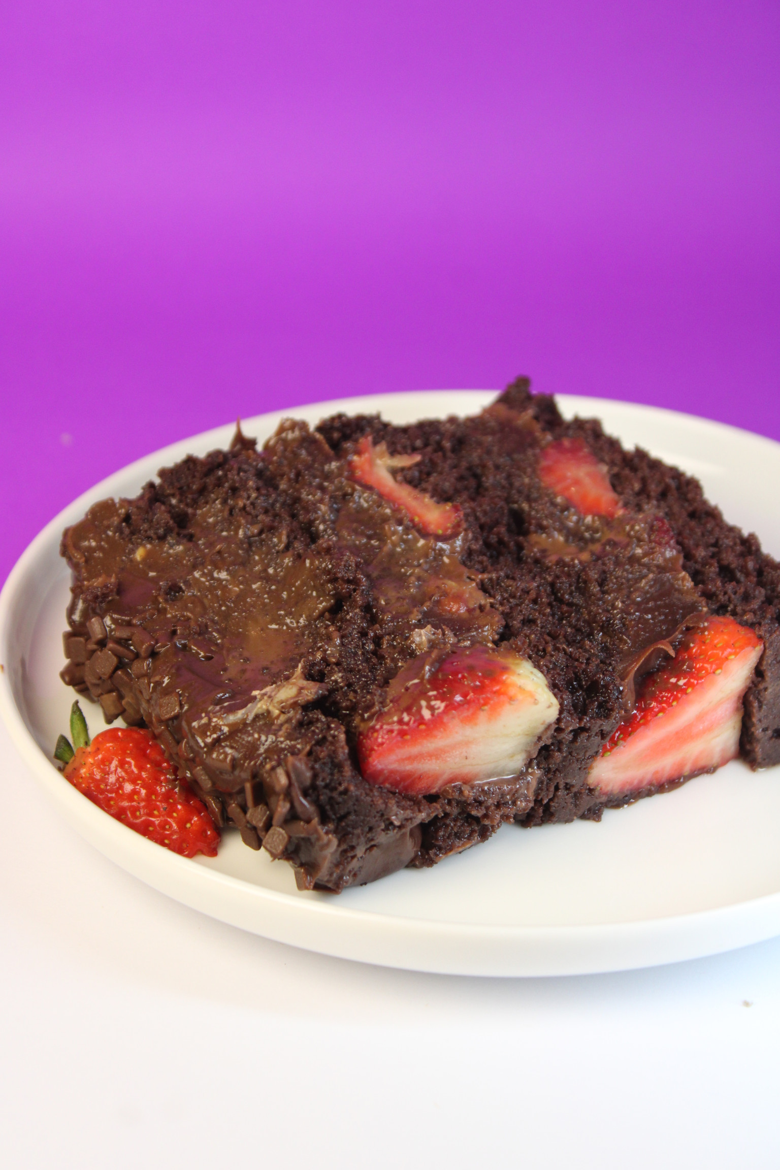 FATIA DE BRIGADEIRO COM MORANGO