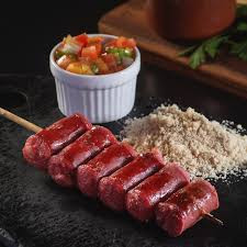 Espetinho de linguiça mineira