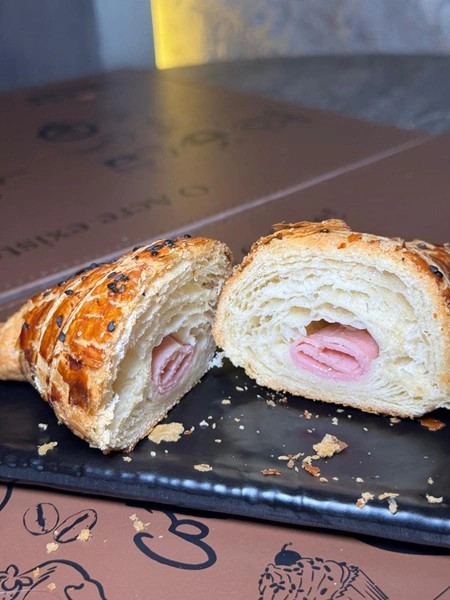 CROISSANT DE PRESUNTO E QUEIJO