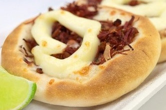 Esfiha carne de sol com cream cheeser