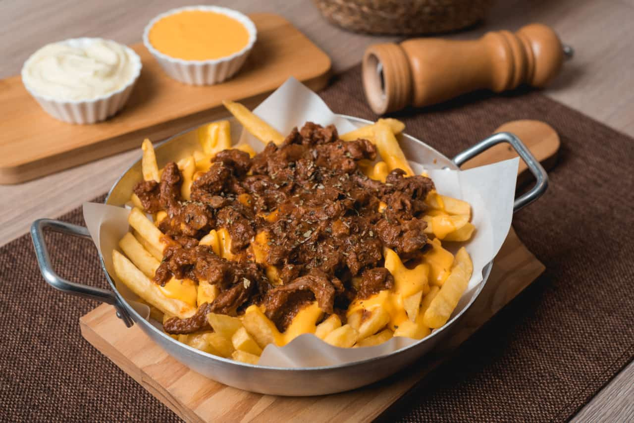 Fritas com molho cheddar e filé