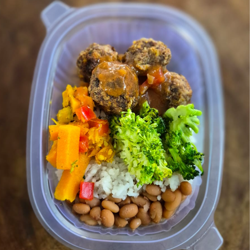ALMÔNDEGAS VEGANAS AO SUGO C/ ARROZ BRANCO 320 GRAMAS Congelado.