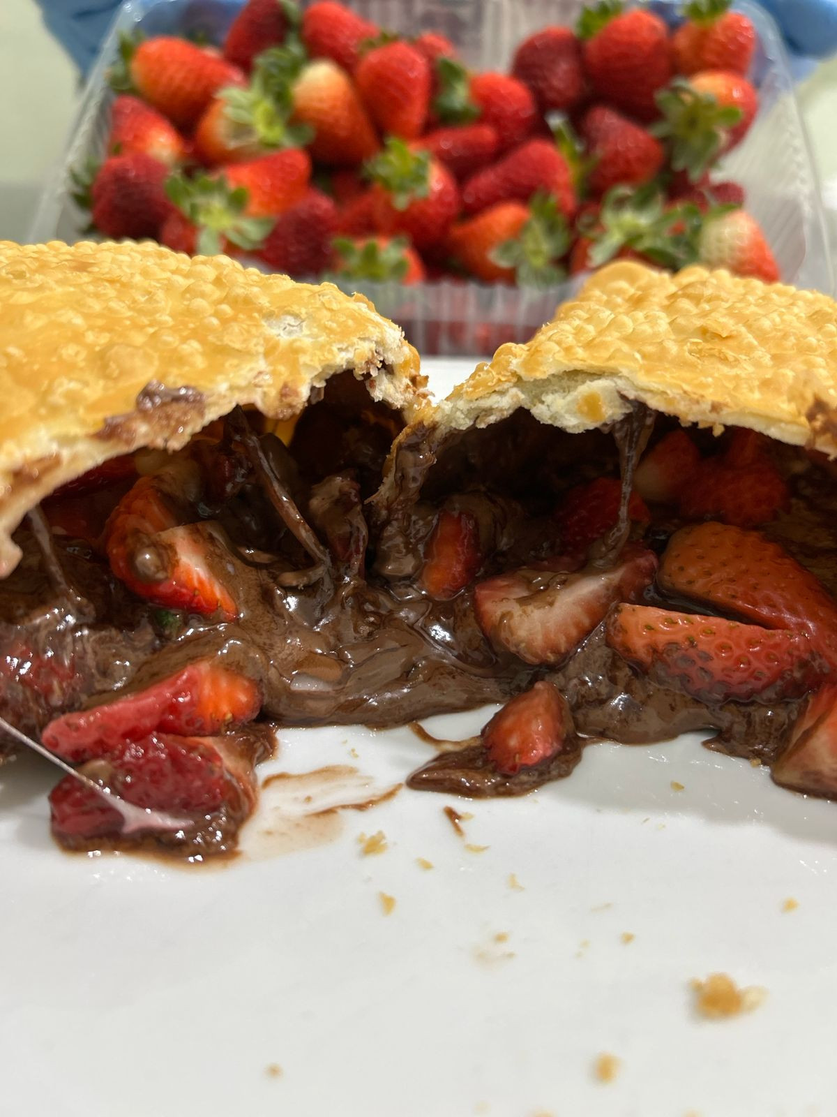 PASTEL DE CHOCOLATE PRETO COM MORANGO