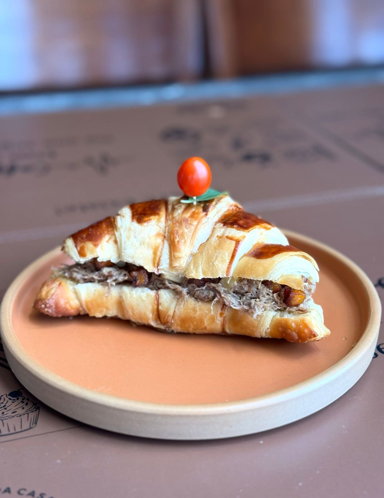 SANDUICHE CROISSANT COM CARNE SECA & COALHO