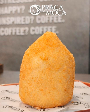 COXINHA DE FRANGO COM REQUEIJAO