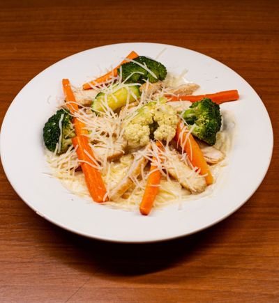 Fettuccine com Frango ao Molho Branco e Legumes