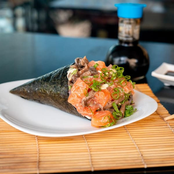 Temaki salmão com shimeji