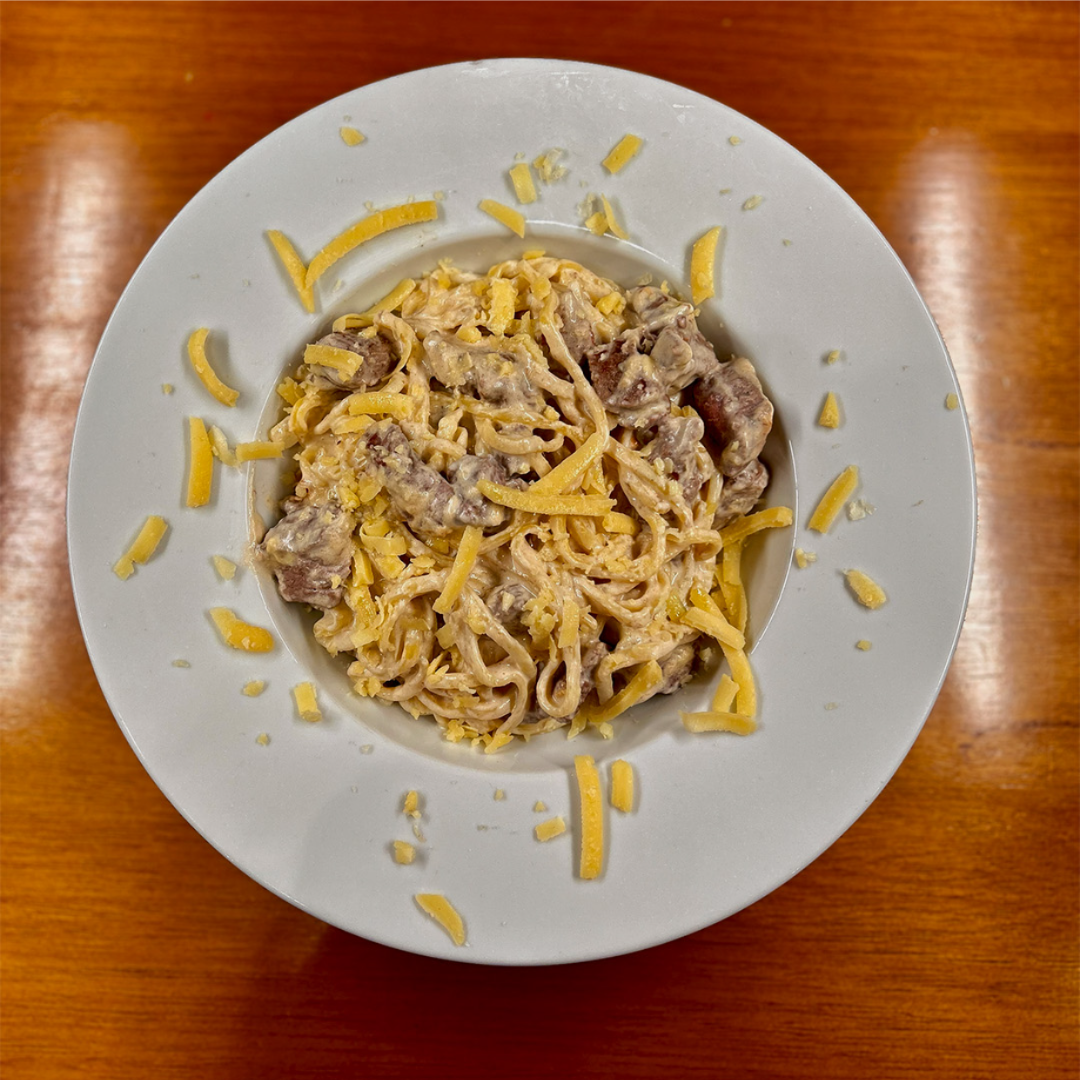 Talharim ao Molho Alfredo com Filé Mignon
