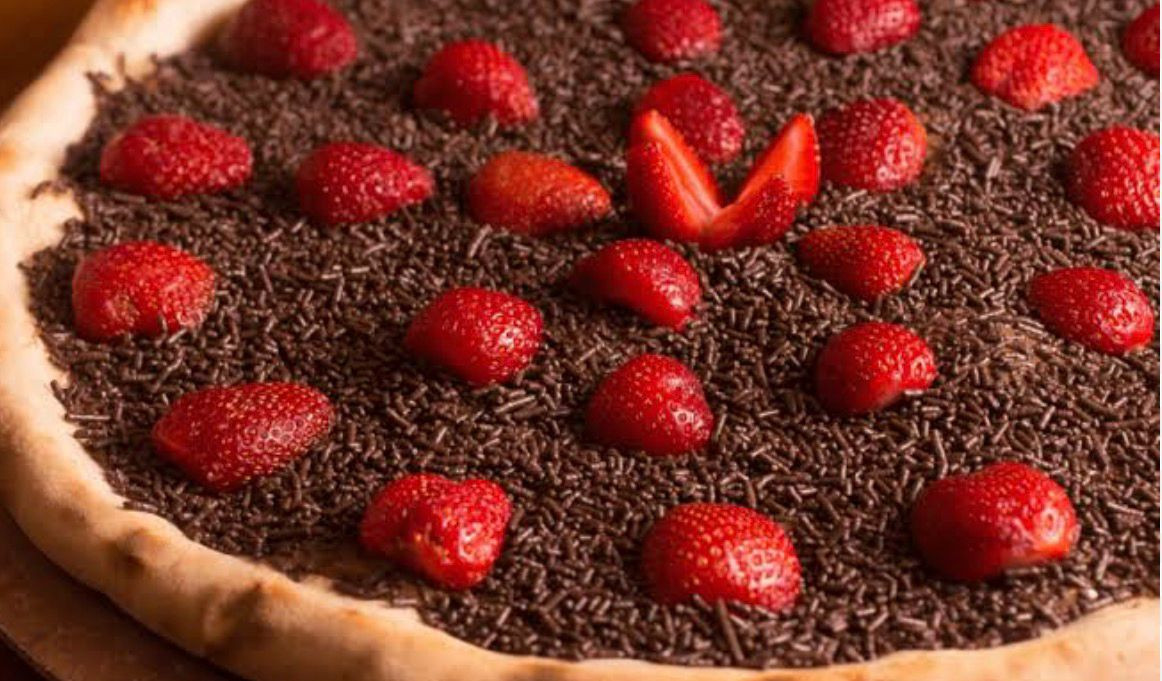 PIZZA DOCE DE MORANGO COM CHOCOLATE