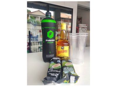 Kit: Whisky White Horse 500ml + Energético + Gelo  de Coco e Copão