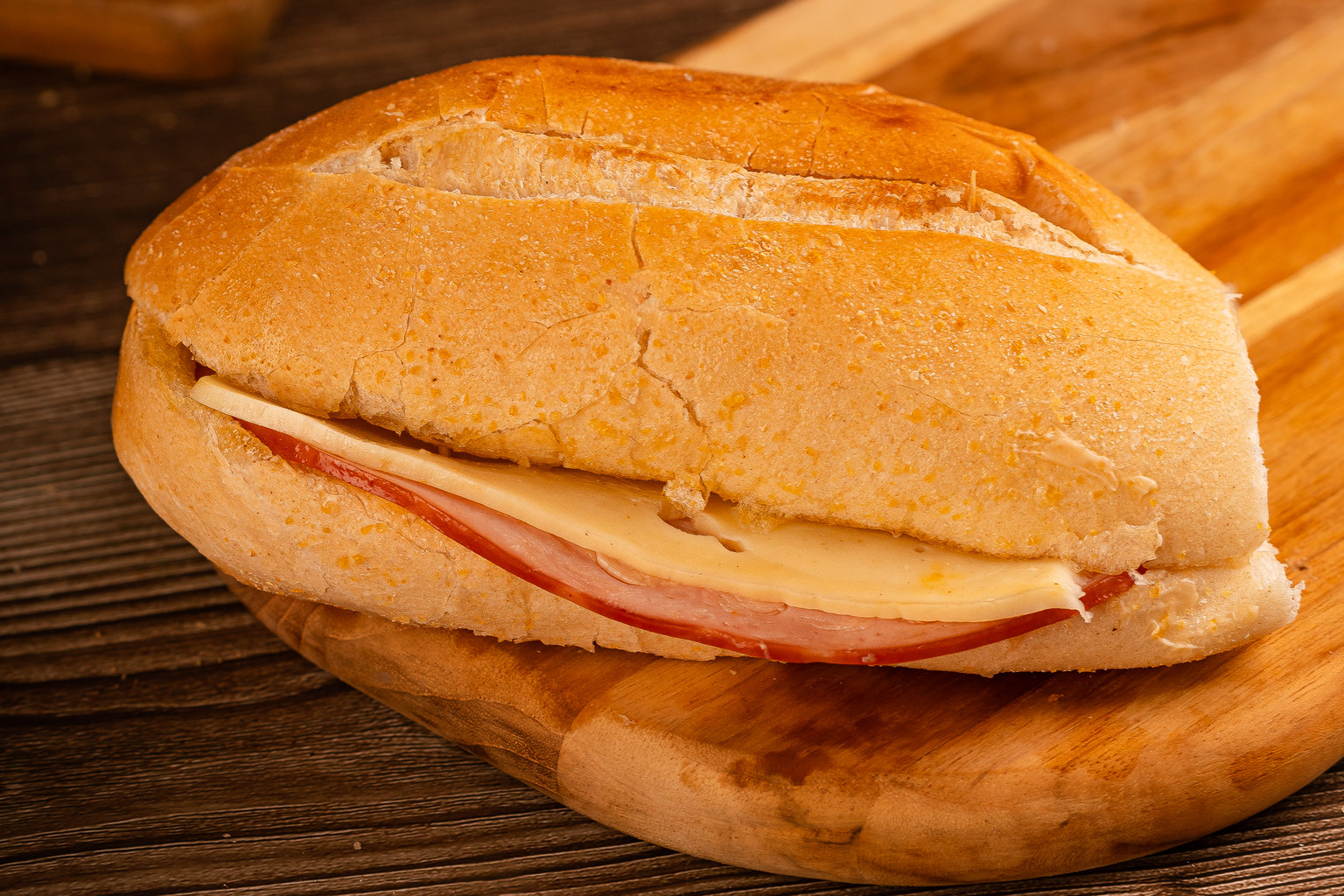 PÃO COM PEITO DE PERU E QUEIJO