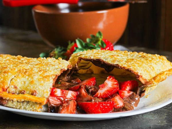 Pastel chocolate com morango