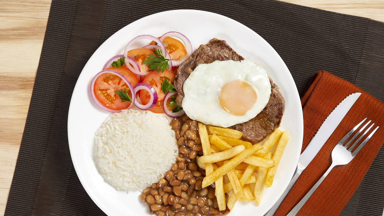 BIFE A CAVALO (MIOLO DA ALCATRA GRELHADO, OVO FRITO, FEIJAO TROPEIRO OU CALDO, SALADA E FRITAS)