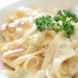 MACARRÃO AO MOLHO BRANCO
