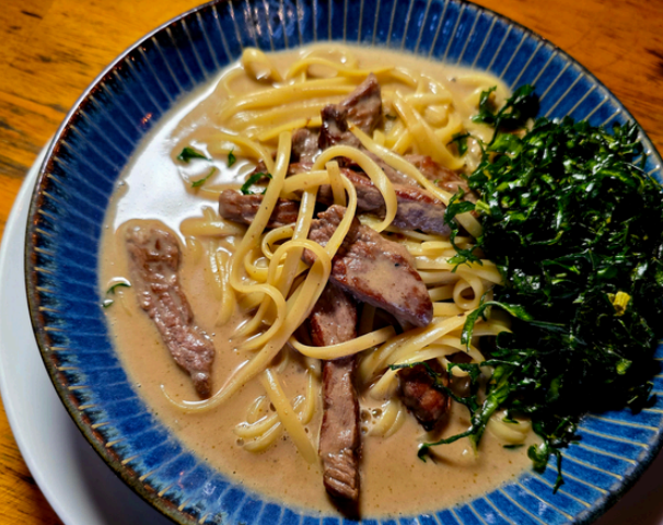 LINGUINE AO GORGONZOLA COM TIRAS DE FILÉ