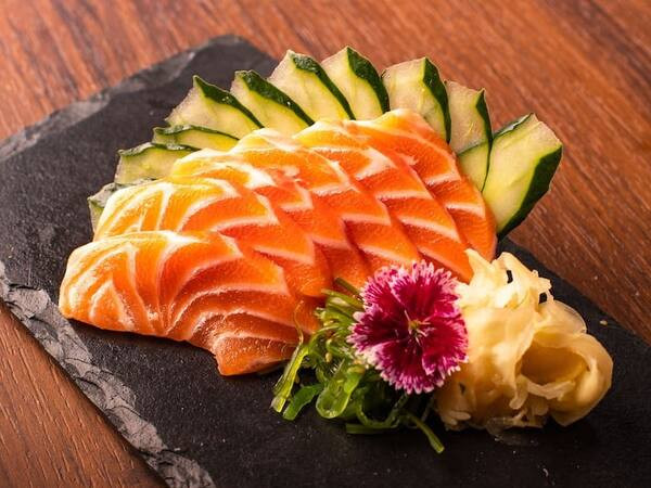8 peças sashimi de salmão