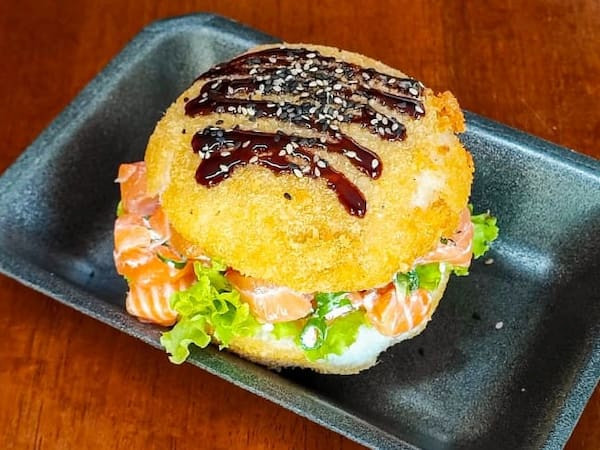 Sushi burger salmão