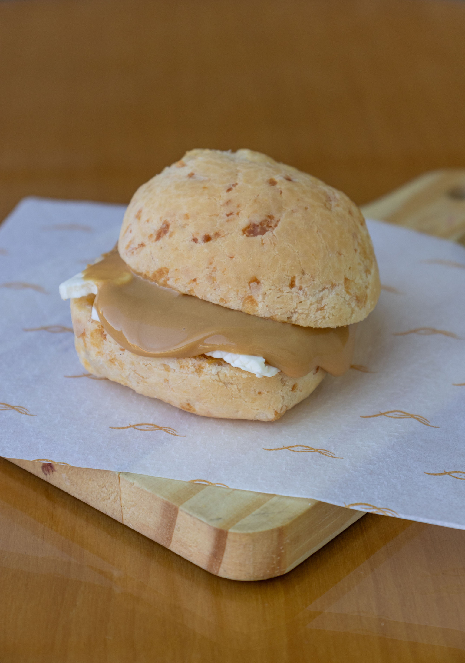 PAO DE QUEIJO RECHEADO COM DOCE DE LEITE E QUEIJO CANASTRA