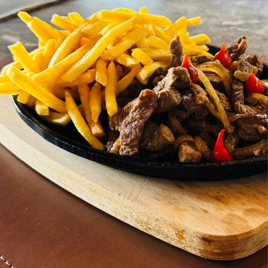 TIRAS DE CARNE COM FRITAS