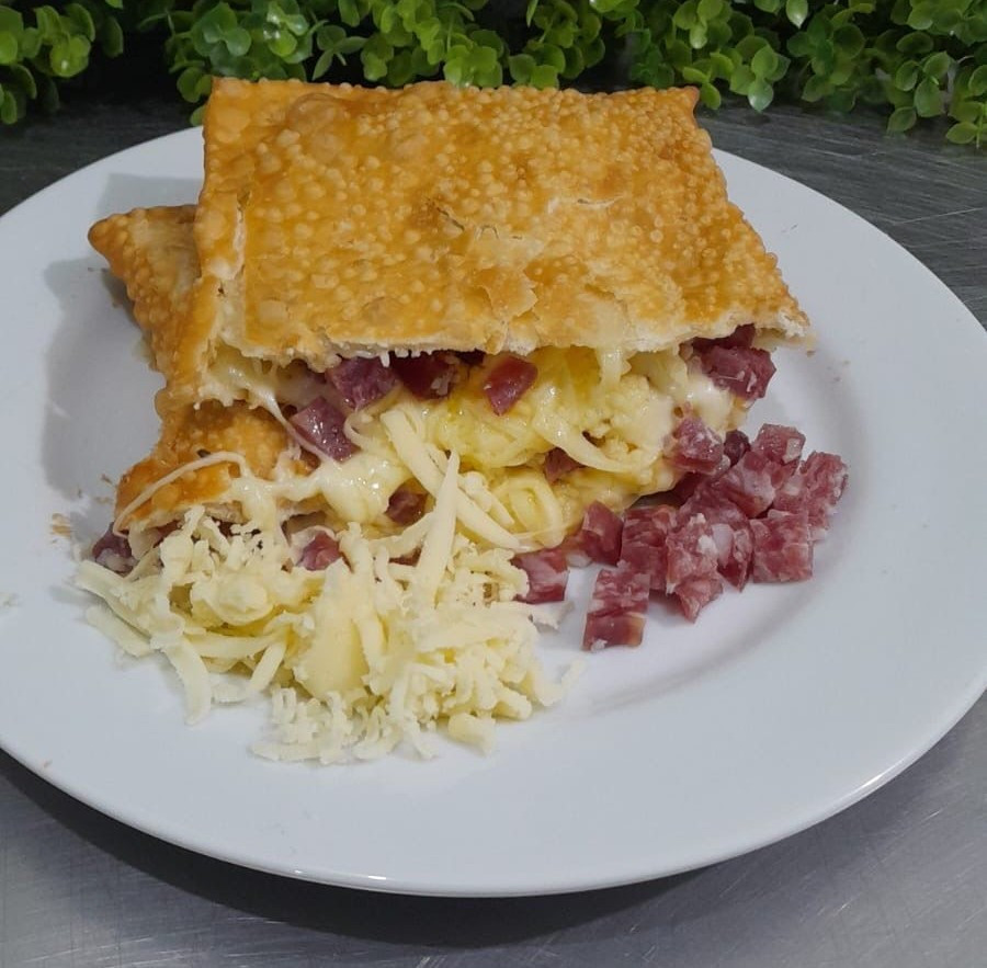 PASTEL DE QUEIJO E SALAME