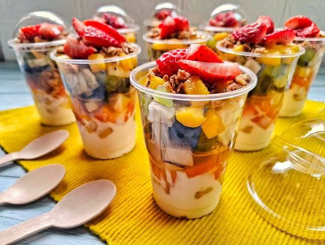 COPO DA FELICIDADE (SALADA DE FRUTAS COM CREME BELGA)
