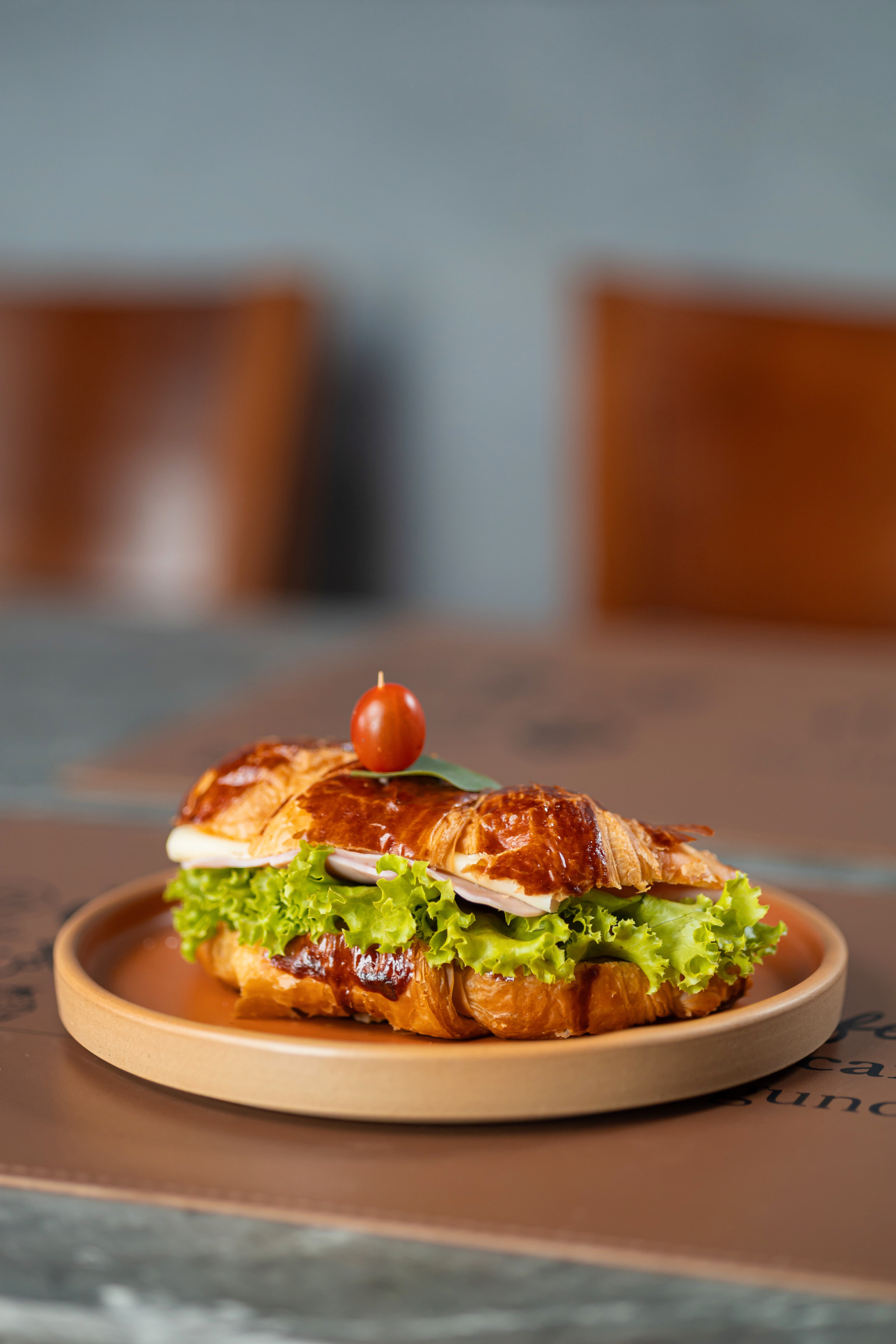 SANDUICHE DE CROISSANT PRESUNTO E QUEIJO