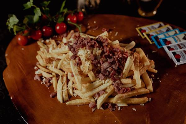 BATATA FRITA C/ PROVOLONE E BACON PEQUENA