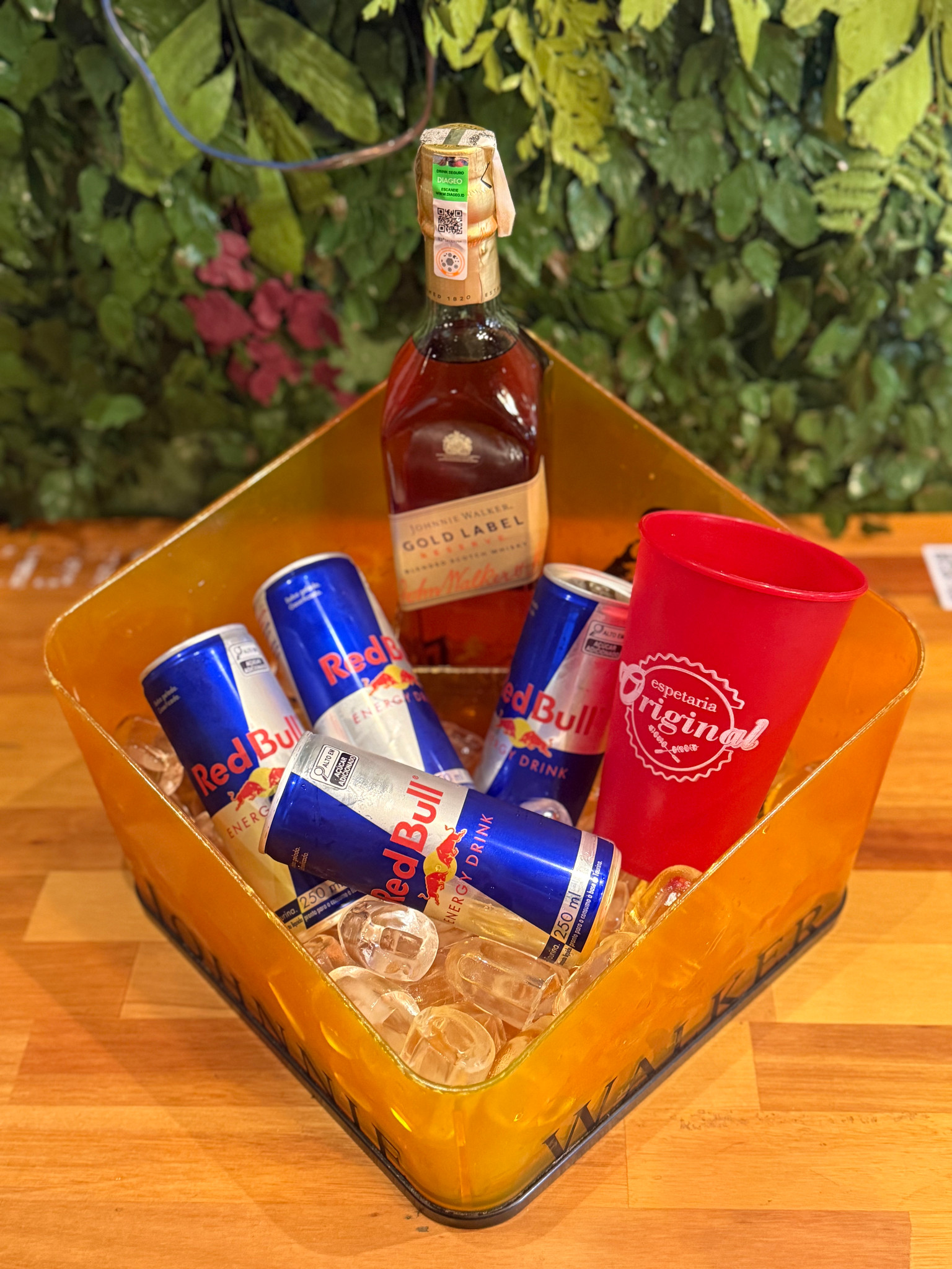 JOHNNIE WALKER GOLD REDBULL COMBO