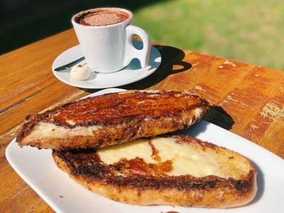 Combo 6 -  Pão caseiro c/ requeijão na chapa + chocolate quente do frei médio