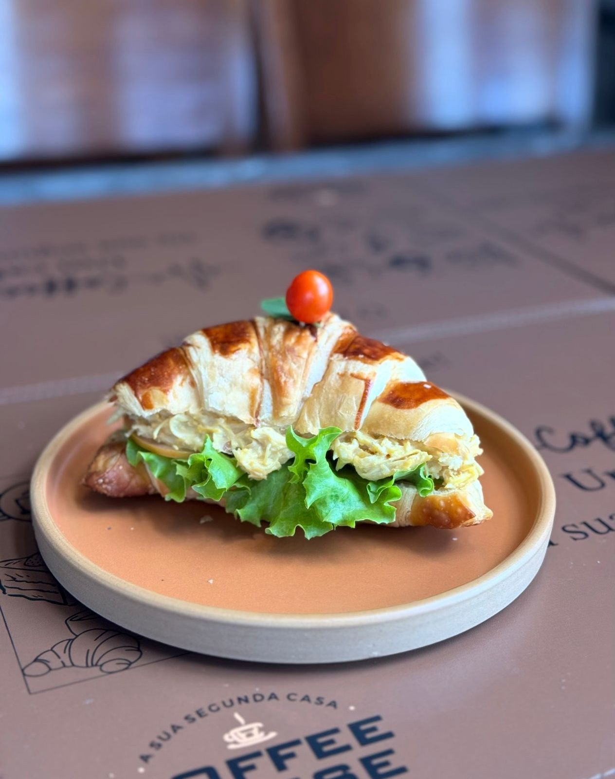 SANDUICHE DE CROISSANT COM FRANGO CREMOSO