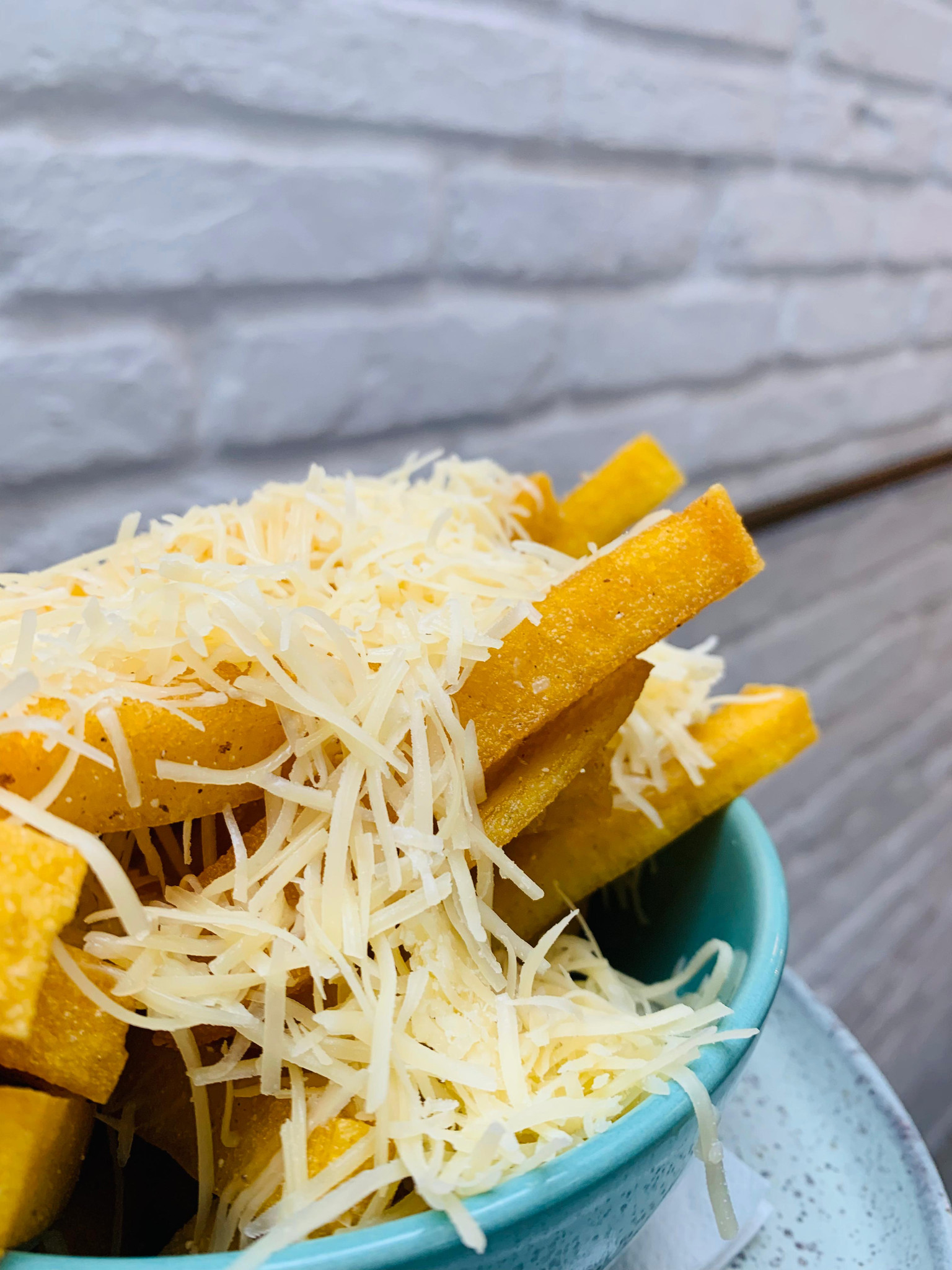 Polenta frita com parmesão