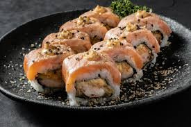URAMAKI DE SALMÃO EMPANADO(10 PEÇAS)