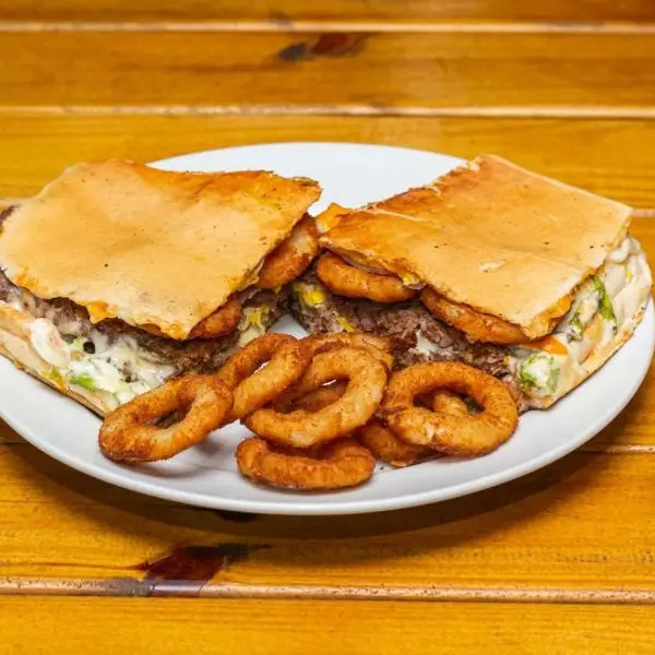 Xis carne com anéis de cebola à milanesa (meio)