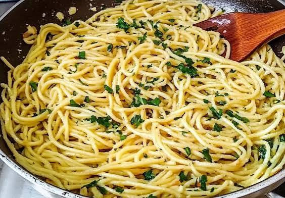 MACARRÃO ALHO E OLEO