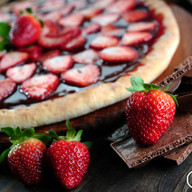 PIZZA CHOCOLATE PRETO COM MORANGO G