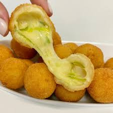 Bolinha de queijo com alho