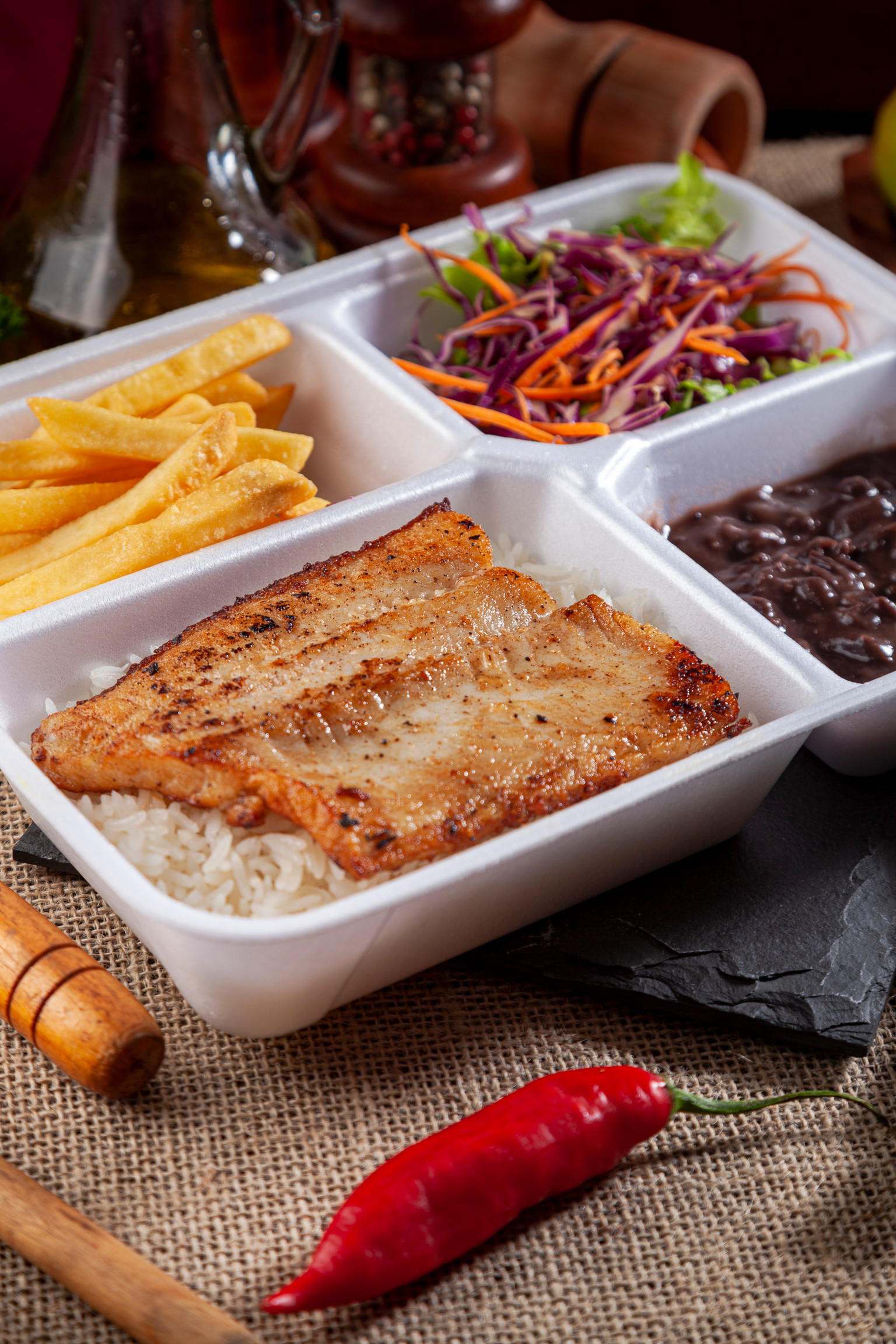 QUENTINHA DE PEIXE GRELHADO C/ FRITAS E FEIJAO
