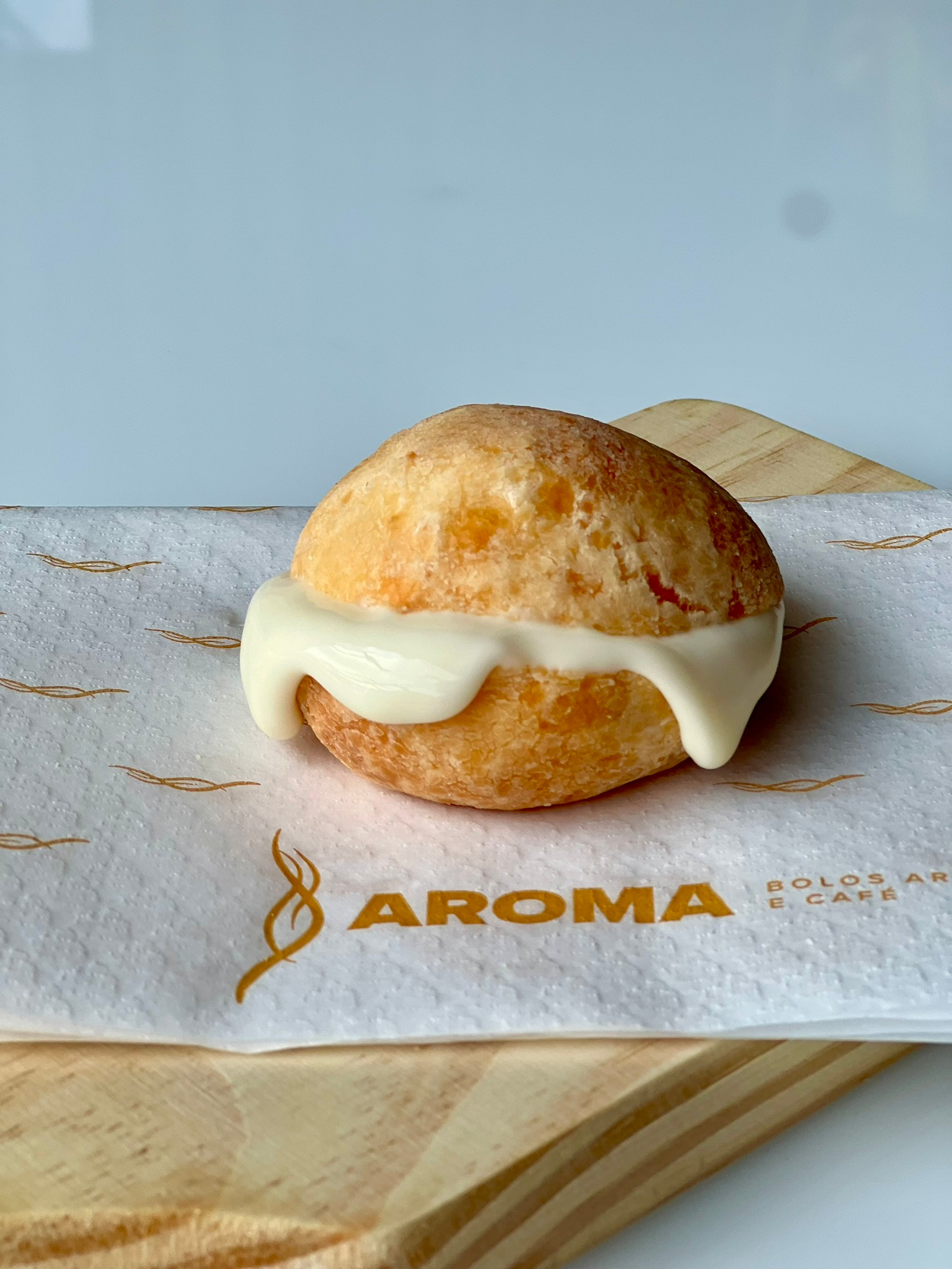 PÃO DE QUEIJO RECHEADO COM REQUEIJÃO CREMOSO