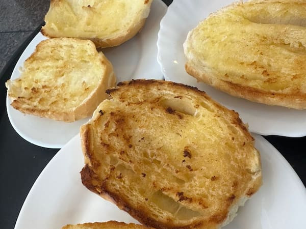 Pão com manteiga na chapa
